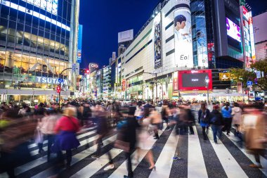 Tokyo, Japonya 'nın Shibuya bölgesinde yaya geçidi