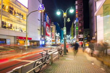 Gece, Japonya Tokyo Shibuya bölgesinin yoğun sokakları