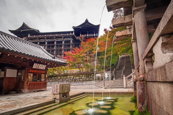 Tři proudy Otowa vodopád na Kiyomizu-dera temple, Kjóto, Japonsko — Stock fotografie