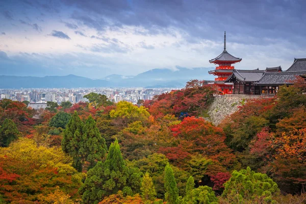 Templo budista en Kioto durante la temporada de otoño — Foto de Stock