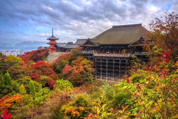 Templo budista en Kioto durante la temporada de otoño — Foto de Stock