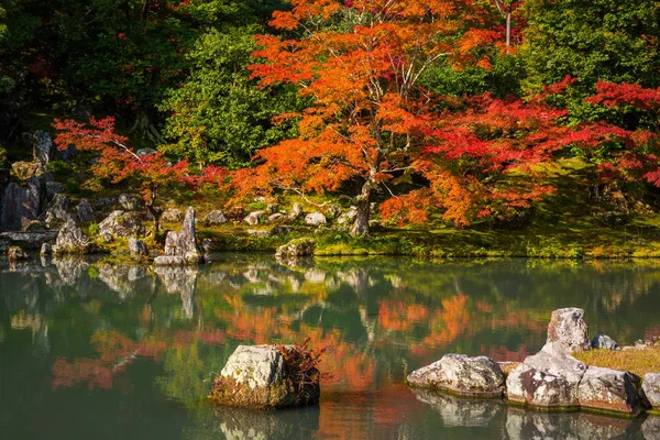 Herfst bij zen-tuin van de tenryu-ji-tempel in Shee — Stockfoto