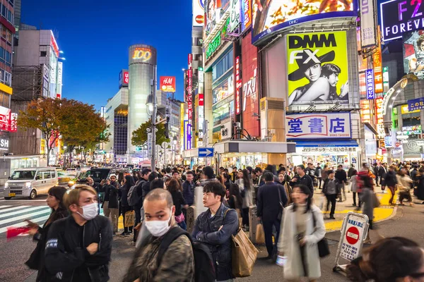 Sétálók a Shibuya kerületben Tokióban, Japánban — Stock Fotó