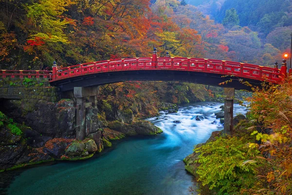 Puente Shinkyo durante el otoño en Nikko — Foto de Stock