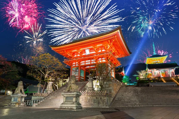Año Nuevo espectáculo de fuegos artificiales en Kyoto — Foto de Stock
