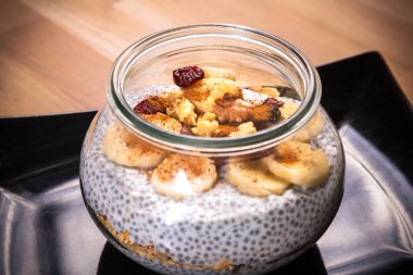 Chia tohum puding ile fındık ve muz dilimleri