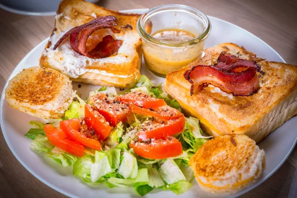 Pane tostato con formaggio e pancetta — Foto Stock