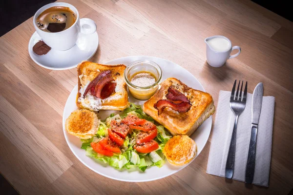 Peynir ve domuz pastırması ile tost