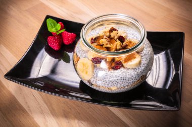 Chia tohum puding ile fındık ve muz dilimleri