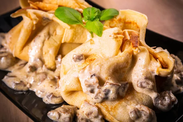 Frittelle con pollo e funghi — Foto Stock