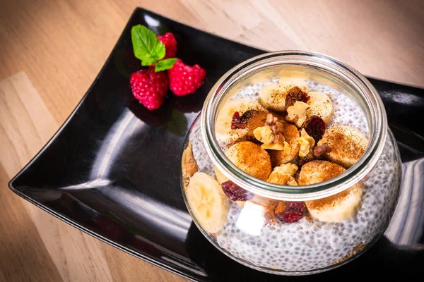 Chia zaad pudding met noten en plakjes banaan — Stockfoto