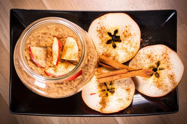 Fresh oatmeal porridge with apples and cinnamon — Stock Photo, Image