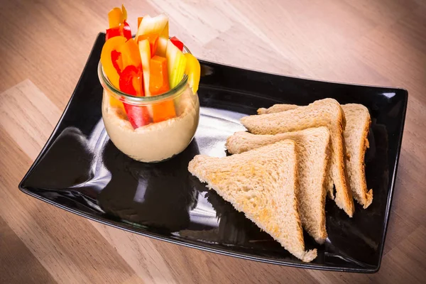 Ontbijt met toast, plakjes van groenten — Stockfoto