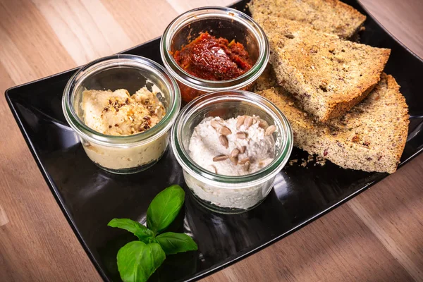 Pan de harina de cáñamo con salsa —  Fotos de Stock