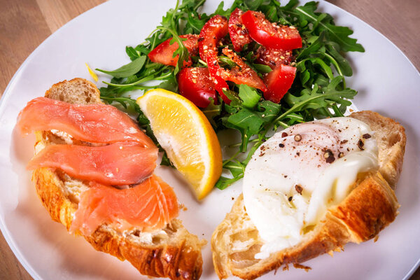 Табличка для завтрака с двумя кроссантами
