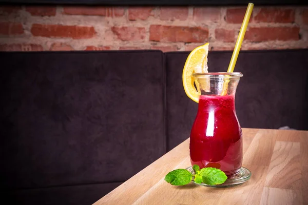 Suco de beterraba e cenoura com limão — Fotografia de Stock