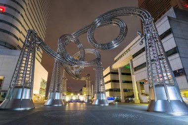 Yokohama Landmark Tower'da metal heykel