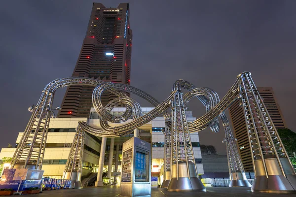 Escultura de metal na torre de Yokohama Landmark — Fotografia de Stock