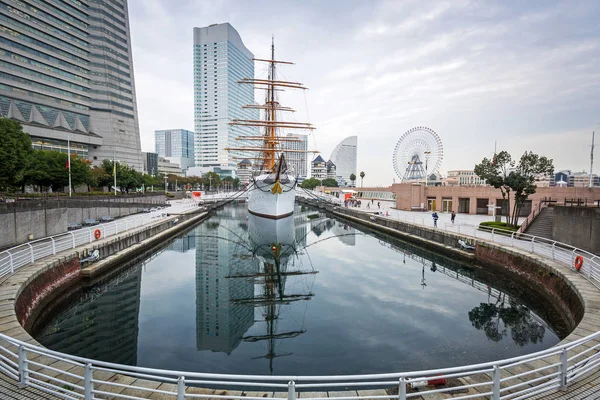 Stadsgezicht van Yokohama met zeilschip — Stockfoto