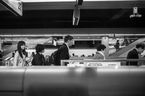 Οι άνθρωποι που ταξιδεύουν από πολύ δημοφιλής μετρό του Τόκιο — Φωτογραφία Αρχείου