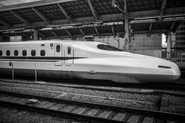 Shinkansen vlak přijíždí na vlakové nádraží — Stock fotografie