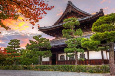 Sonbahar mevsiminde Kyoto Budist tapınağı
