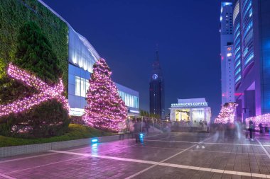 Noel süslemeleri Shinjuku adlı tren istasyonu Tokyo, Japonya
