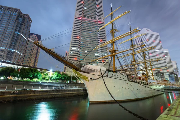 到了晚上，日本横滨的日本丸帆船 — 图库照片