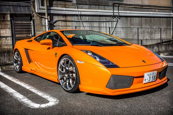 Orange Lamborghini Gallardo en la calle de la ciudad de Nikko, Japón — Foto de Stock