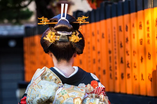 Donna che indossa il tradizionale kimono giapponese passeggia per la strada di Gion, Kyoto — Foto Stock