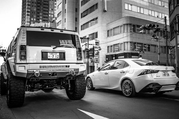 Carros de luxo na rua do distrito de Ikebukuro em Tóquio, Japão — Fotografia de Stock