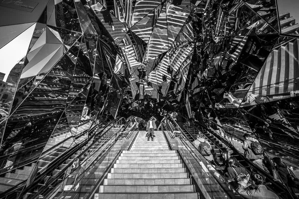 Lustro wejście do centrum handlowego Tokyu Plaza moda w Tokio — Zdjęcie stockowe
