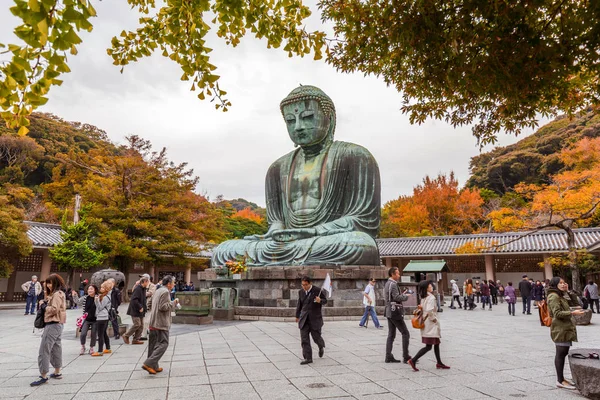 Tourists at statue of The Great Buddha of Kamakura, Japan — Stock Photo, Image