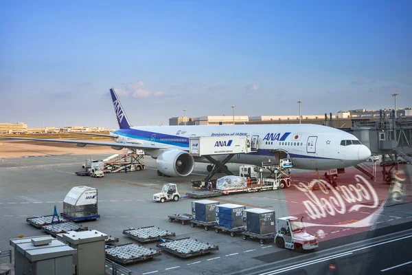Самолет Air Nippon Airways (ANA) в аэропорту Токио Ханэда, Япония — стоковое фото