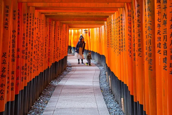 Sendero Torii bordeado con miles de torii en el Santuario Inari Taisha de Fushimi en Kyoto —  Fotos de Stock