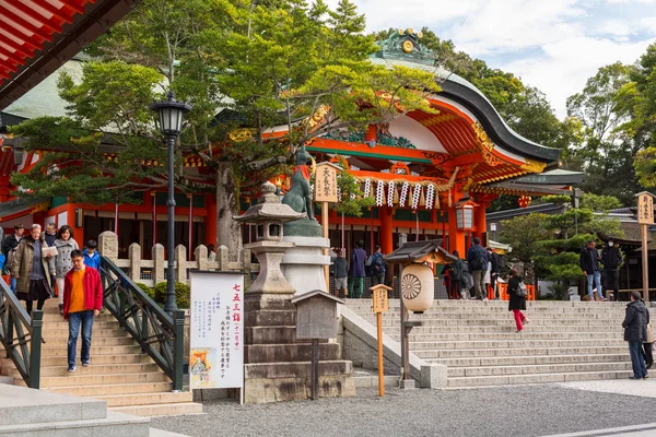 Templo budista en el Santuario Inari de Fushimi con miles de puertas torii en Kyoto, Japón —  Fotos de Stock
