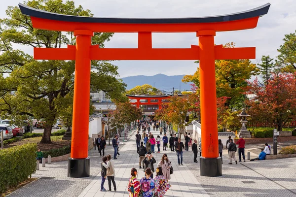 Торії шлях облицьована з тисячами torii в Fushimi-Inari Taisha Shrine у Кіото — стокове фото
