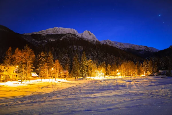 Strazyska valle y Giewont en las montañas de Tatra por la noche, Polonia — Foto de Stock
