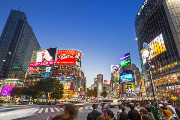 Πεζοί διάβαση πεζών στην περιοχή Shibuya στο Τόκιο, Ιαπωνία — Φωτογραφία Αρχείου