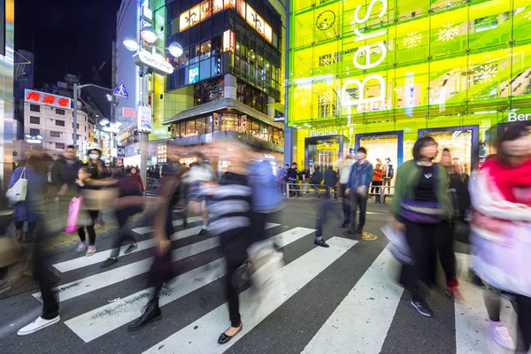 Πεζοί διάβαση πεζών στην περιοχή Shibuya στο Τόκιο, Ιαπωνία — Φωτογραφία Αρχείου