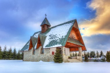 Kış manzarası Zakopane yakınındaki küçük kilisede