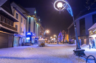 Zakopane kış zaman ünlü Krupowki Caddesi