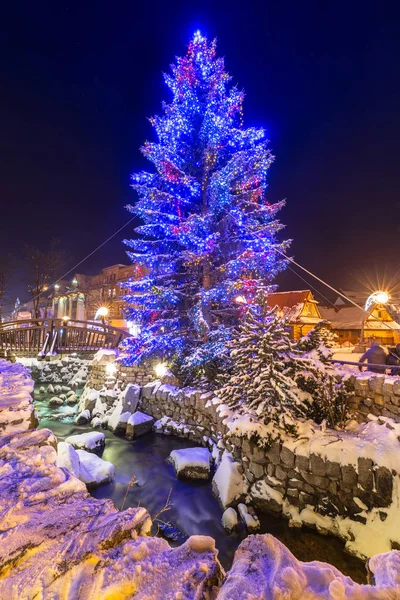 Hermoso árbol de Navidad en la calle Krupowki en Zakopane — Foto de Stock