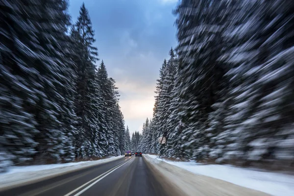 Besneeuwde straat in Tatra gebergte — Stockfoto