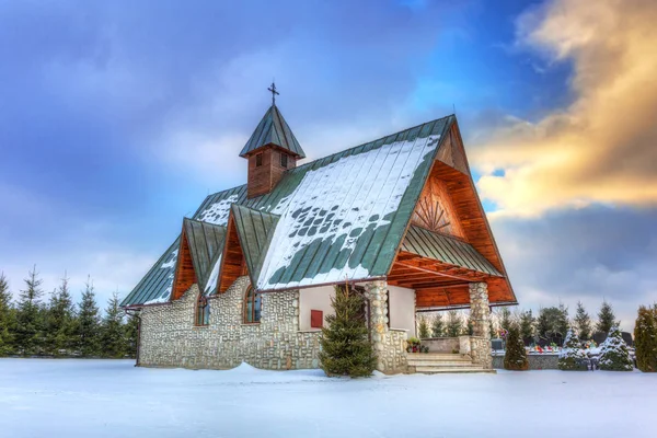 Mały kościół w zimowej scenerii, w pobliżu Zakopanego — Zdjęcie stockowe
