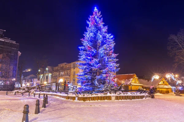 Mooie kerstboom op Krupowki Straat in Zakopane — Stockfoto