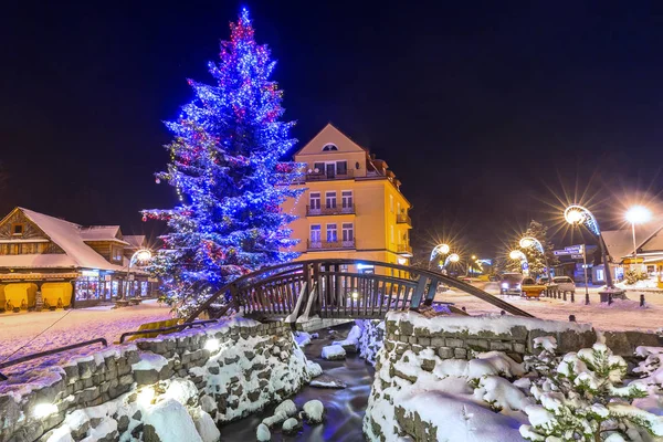Bela árvore de Natal na rua Krupowki em Zakopane — Fotografia de Stock