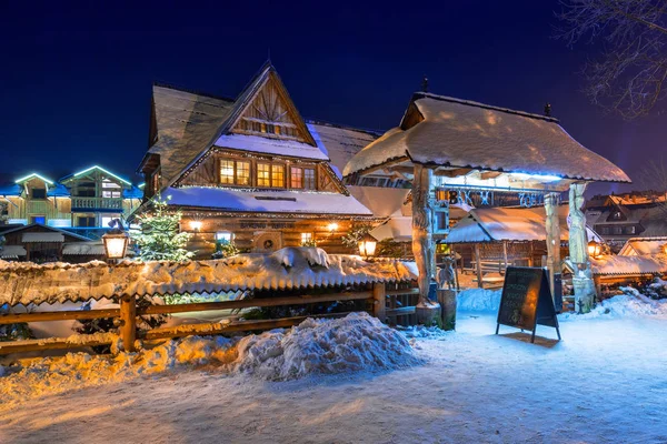 Dřevěné architektury Zakopane v zasněžené noci — Stock fotografie