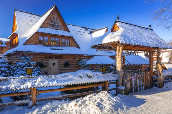 Drewniana architektura Zakopanego w zimie — Zdjęcie stockowe
