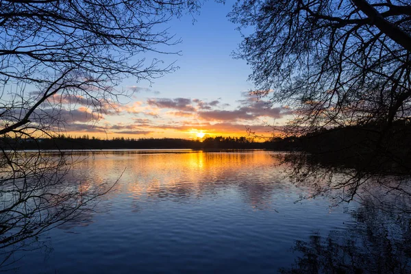 Solnedgång vid sjön på vintern — Stockfoto